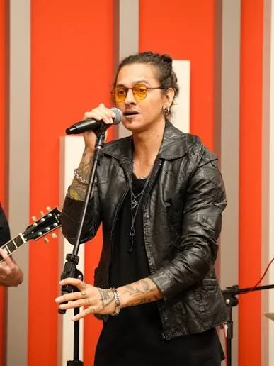 Marsu Frontini em apresentação - abrir Reel no Instagram