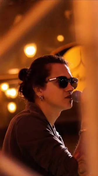 Marsu Frontini em perfil sob luzes quentes